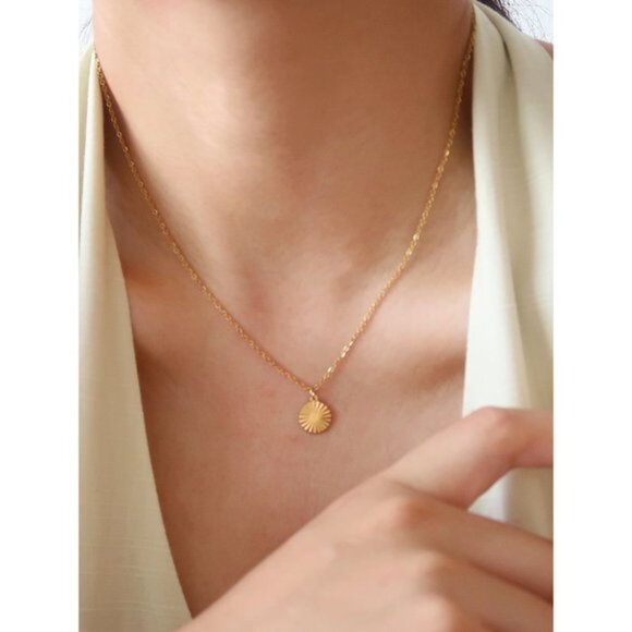 NEW 18K Gold Plated Textured Round Coin Necklace - Picture 4 of 10